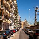 Parliamo di Palazzo Noli, imponente struttura residenziale giallo-ocra del quartiere Madonnella che si staglia su via Dieta di Bari, strada costretta a convivere con i binari prospicenti